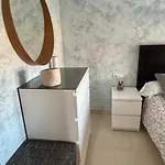 300 M From The ,parking , Breakfast Apartamento *