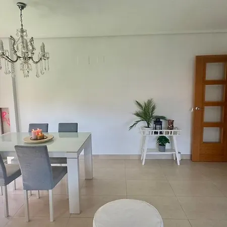 300 M From The ,parking , Breakfast